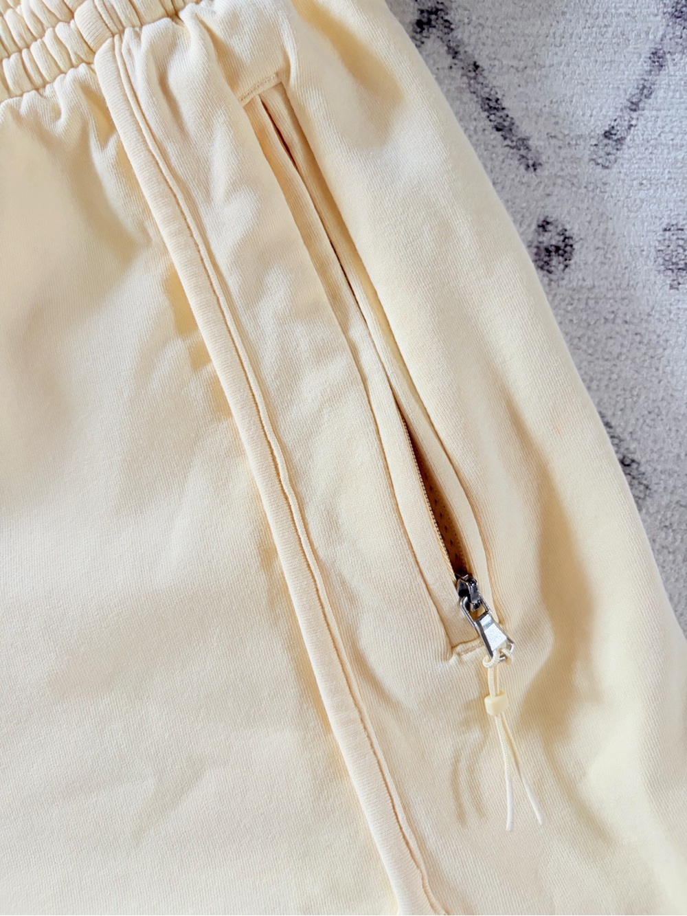 Old Navy Dynamic Fleece Light Yellow Athletic Zip-Pocket 3 inch Shorts - Picture 3 of 11